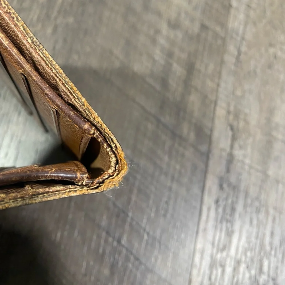 LOUIS VUITTON Mens Bi-Fold Wallet